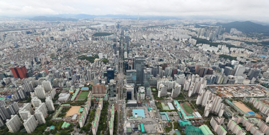 서울시가 주택 공급 물량을 늘리기 위해 매입 임대주택 공급을 기존 물량의 2배인 연간 5000호씩 늘리는 방안을 추진한다. 사진은 수도권 전경<연합뉴스>